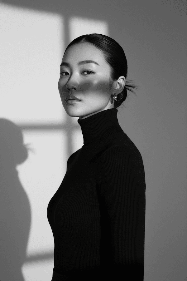 黒タートルネックとお団子ヘアのモノクロファッションポートレート - Stable Diffusion AI生成画像