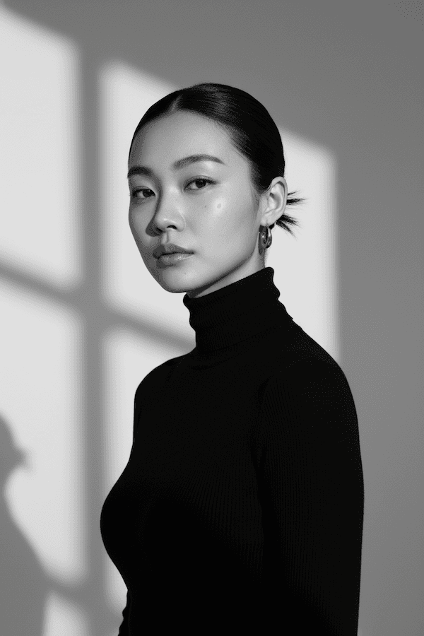 内省的な表情の女性のミニマルスタジオ白黒ポートレート - Stable Diffusion AI生成画像