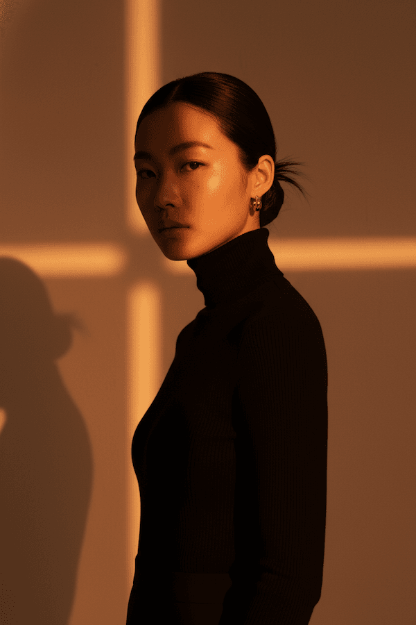 黒タートルネックと韓国風お団子ヘアのスタジオポートレート - Stable Diffusion AI生成画像