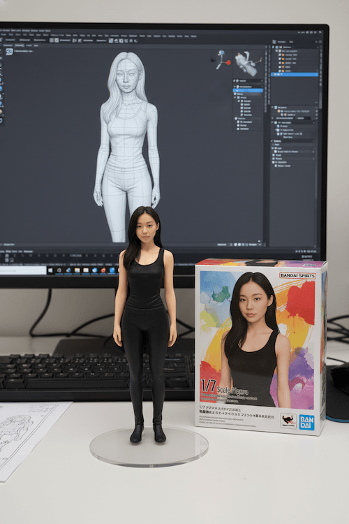 PCデスク上のアクリルベースに立つ1/7スケールリアルフィギュア - Stable Diffusion AI生成画像